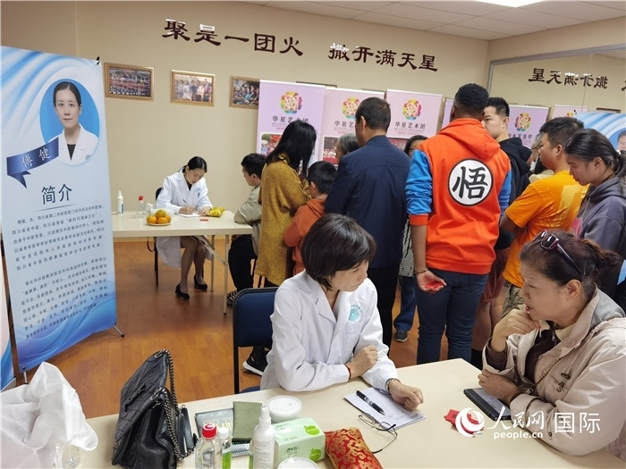 中醫(yī)專家為當(dāng)?shù)厝A僑華人提供中醫(yī)咨詢和診療服務(wù)。 （本報(bào)記者 楊謳 攝）