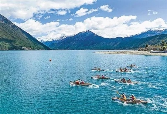 2024年4月20日，2024年巴松措國(guó)際漂流公開賽的選手在比賽中。 新華社記者 孫非攝