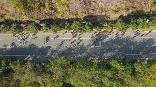 1月6日，健身愛(ài)好者在徒步活動(dòng)中（無(wú)人機(jī)照片）。新華社記者 黃國(guó)保攝