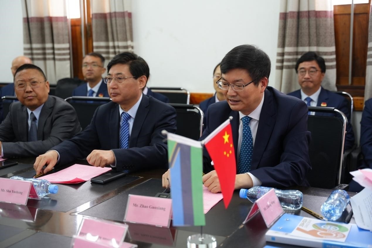 揚(yáng)州市衛(wèi)健委黨委書記趙國祥在衛(wèi)生部捐贈儀式上發(fā)言。中國援桑醫(yī)療隊(duì)供圖