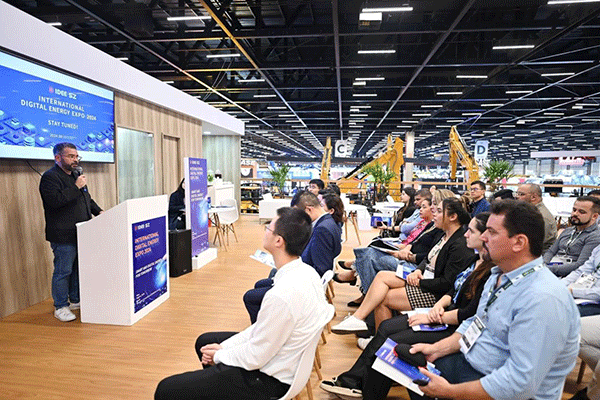 當(dāng)?shù)貢r間4月26日，深圳市發(fā)展和改革委員會在巴西圣保羅國際工程機(jī)械及礦山機(jī)械展上舉行專題推介會，介紹將于今年下半年在深圳市舉辦的2024國際數(shù)字能源展。 2024國際數(shù)字能源展組委會供圖