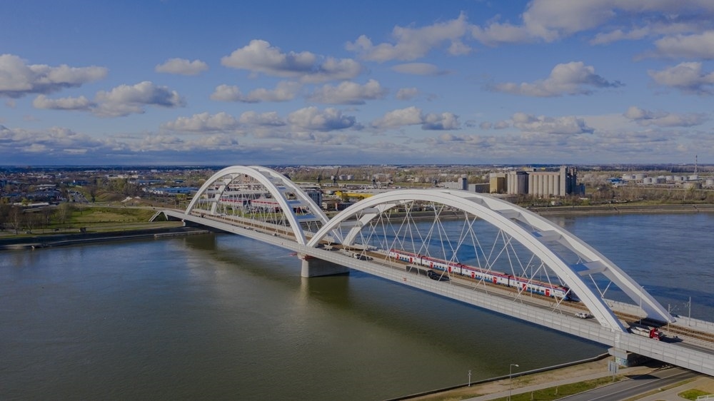 2024年3月12日，一列火車運行在匈塞鐵路塞爾維亞境內(nèi)貝諾段諾維薩德多瑙河大橋上（無人機照片）。新華社發(fā)（任衛(wèi)云攝）