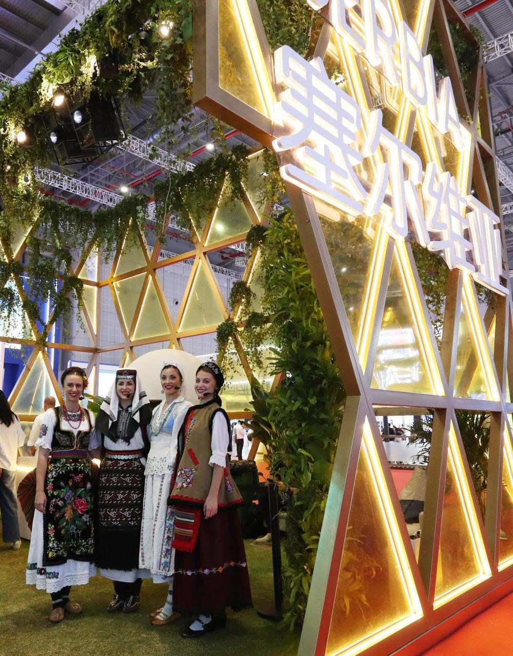 2023年11月6日，身著傳統(tǒng)服飾的演職人員在上海進博會國家展塞爾維亞展臺迎接參觀者。第六屆進博會國家展全面恢復(fù)線下舉辦，洪都拉斯、塞爾維亞、越南、南非、哈薩克斯坦作為本屆進博會主賓國在國家展亮相。新華社記者 方喆 攝