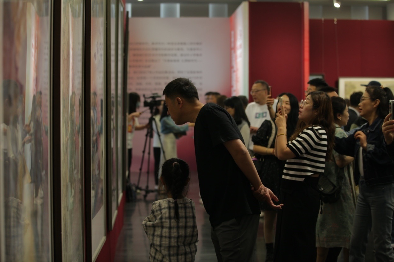 嘉賓及教研員、教師代表參觀展覽。主辦方供圖