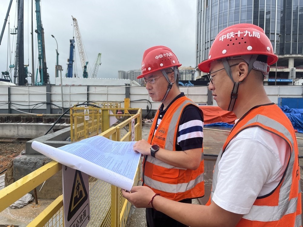 2024年4月26日，深圳市五一勞動(dòng)獎(jiǎng)?wù)芦@得者、中鐵十九局軌道公司項(xiàng)目副經(jīng)理夏荔（左）在穗莞深城際鐵路前皇段皇崗口岸站建設(shè)現(xiàn)場(chǎng)忙碌。新華社發(fā)