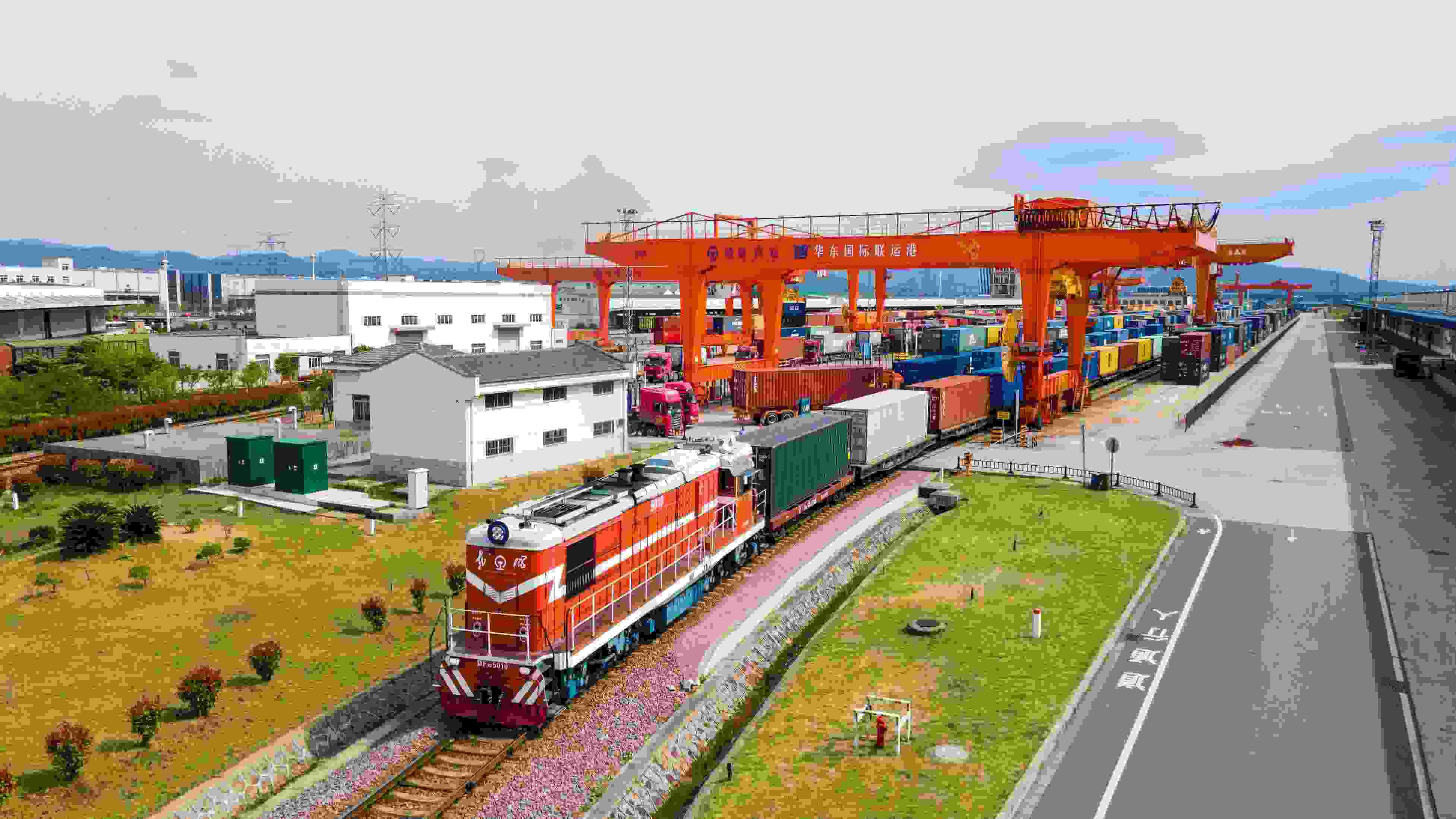 △2024年4月1日，浙江省金華華東國(guó)際聯(lián)運(yùn)港，一列中歐班列裝載110個(gè)標(biāo)箱日用百貨、電動(dòng)工具、機(jī)械裝備等貨物從鐵路金華南貨場(chǎng)啟程駛往匈牙利布達(dá)佩斯。