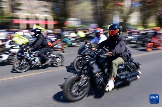 這是4月30日在新疆烏魯木齊市舉行的巡游活動(dòng)上拍攝的摩托機(jī)車方陣。