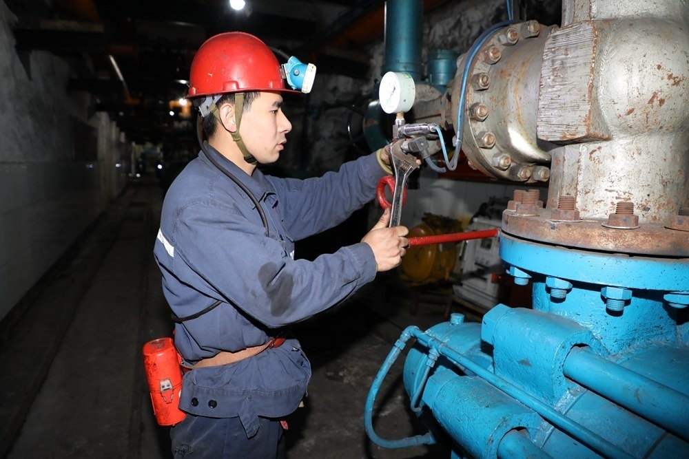 2024年4月30日，冀中能源峰峰集團(tuán)新屯礦機(jī)電區(qū)副區(qū)長(zhǎng)顧博在井下泵房檢修水泵。新華社發(fā)