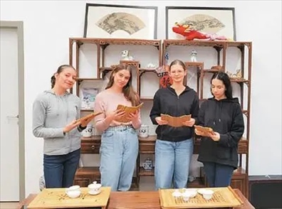 匈中雙語學(xué)校的學(xué)生胡靈月(左一)、宋智孝(右二)學(xué)習(xí)中國茶文化。