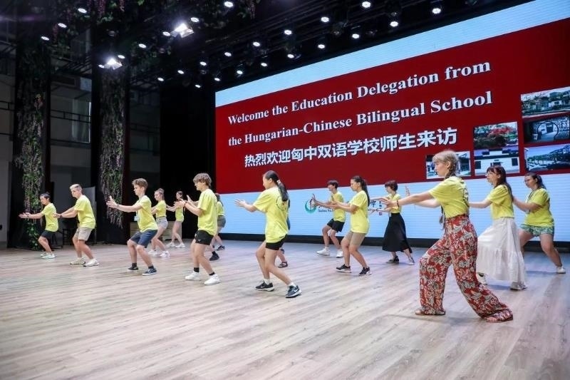 2023年7月，匈牙利匈中雙語學(xué)校師生代表團(tuán)來到江蘇參加“錦繡江蘇”青年交流項(xiàng)目。
