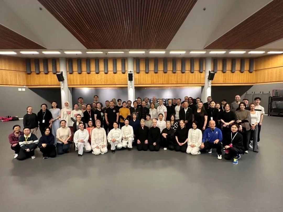 陳正雷老師與培訓(xùn)班全體學(xué)員合影留念。斯德哥爾摩中國文化中心供圖