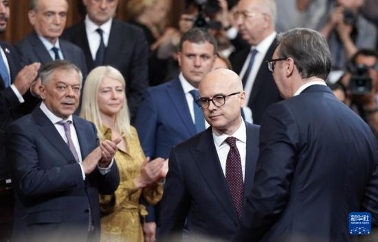  5月2日，在塞爾維亞貝爾格萊德，新一任政府總理武切維奇（中）出席就職儀式。新華社發(fā)（普雷德拉格·米洛薩夫列維奇攝）