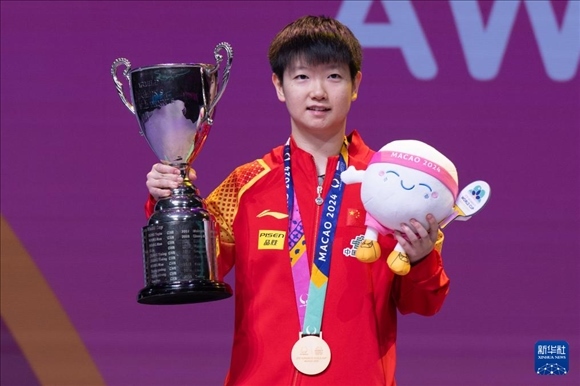 2024年4月21日，在2024年澳門國(guó)際乒聯(lián)女子世界杯決賽中，孫穎莎奪得冠軍。圖為孫穎莎在頒獎(jiǎng)臺(tái)上。新華社記者 張金加 攝