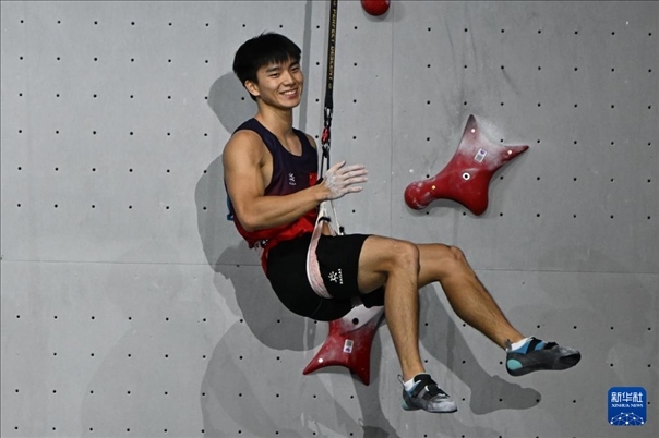 2024年4月13日，在江蘇吳江舉行的2024年國(guó)際攀聯(lián)攀巖世界杯（吳江站）男子速度決賽中，中國(guó)選手伍鵬獲得冠軍。圖為中國(guó)選手伍鵬在決賽后慶祝。新華社發(fā)（王須中攝）