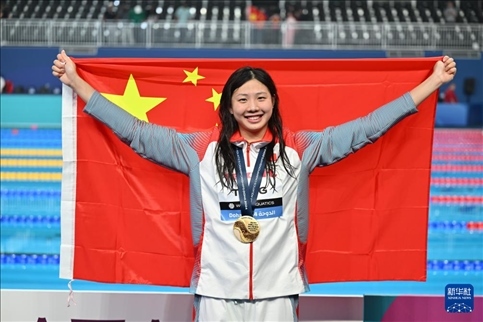 2024年2月13日，2024年世界游泳錦標(biāo)賽游泳項(xiàng)目女子100米蛙泳決賽在卡塔爾多哈舉行。圖為冠軍中國(guó)選手唐錢婷在頒獎(jiǎng)儀式后慶祝。新華社記者 薛宇舸 攝
