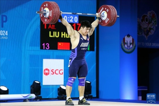 2024年4月8日，在泰國(guó)普吉島進(jìn)行的2024年舉重世界杯男子102公斤級(jí)比賽中，中國(guó)選手劉煥華獲得冠軍。圖為劉煥華在比賽中。新華社記者 王騰 攝