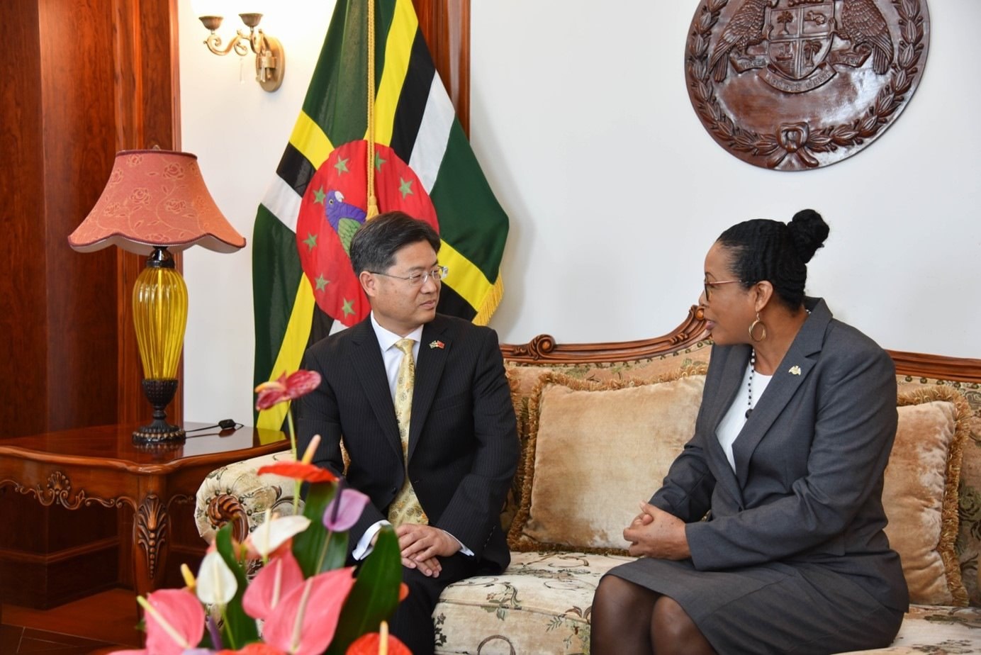 當地時間5月3日，中國新任駐多米尼克大使儲茂明（左）向多總統(tǒng)伯頓遞交國書。 中國駐多米尼克大使館供圖