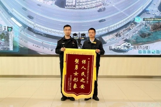 公交車上他一聲大吼！魏杰，好樣的！