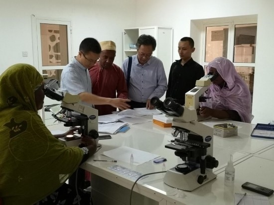 廣州中醫(yī)藥大學(xué)青蒿抗瘧援外醫(yī)療隊(duì)考察科摩羅國家瘧疾防治中心實(shí)驗(yàn)室。
