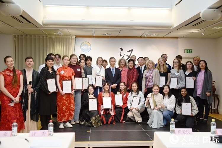 中國(guó)駐瑞典大使崔愛民、使館負(fù)責(zé)教育事務(wù)的黃立瓊參贊、預(yù)選賽評(píng)委老師和指導(dǎo)老師，以及所有獲獎(jiǎng)選手合影留念。人民網(wǎng)記者 殷淼攝