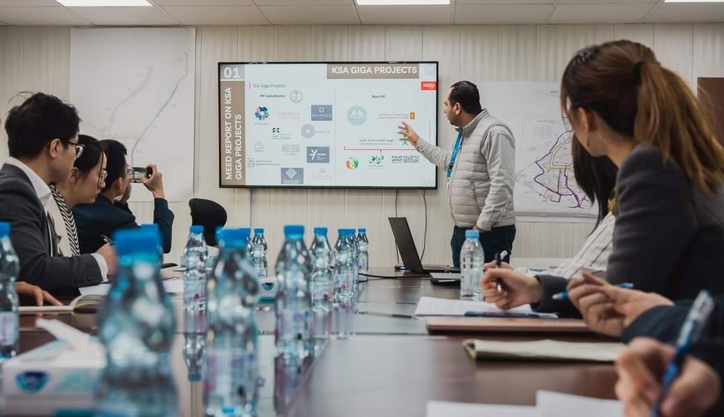 德亞（右三）在和員工開會。中建中東沙特分公司供圖