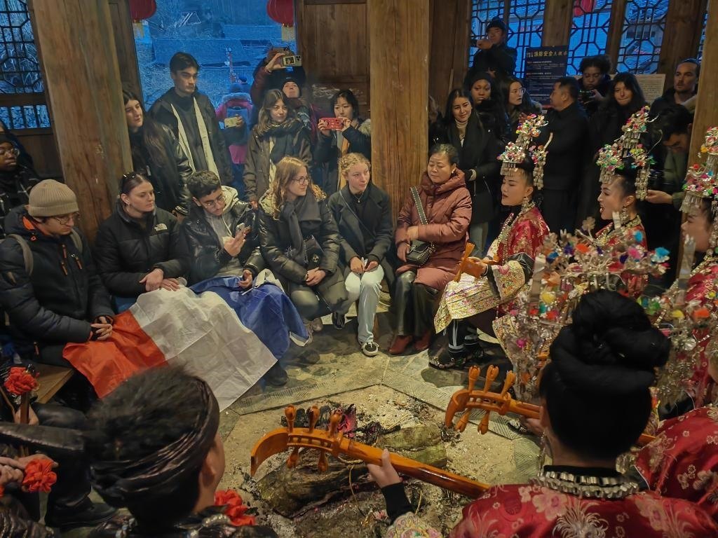 法國青年在榕江體驗民俗文化。新華社記者 羅羽 攝