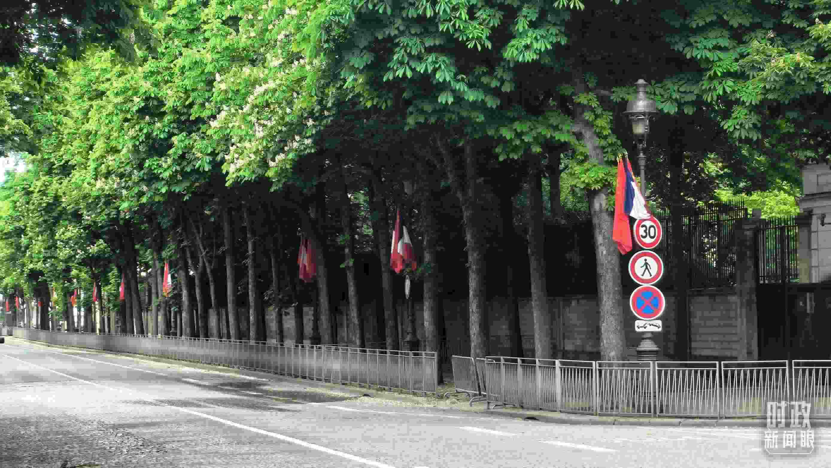 △巴黎道路兩側(cè)懸掛中法兩國國旗。（總臺央視記者鄂介甫拍攝）