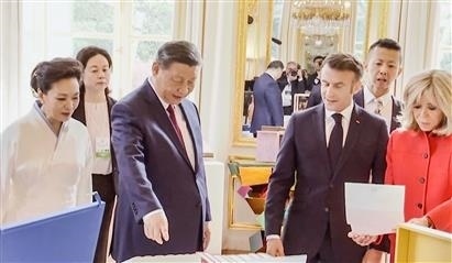 △當(dāng)?shù)貢r(shí)間5月6日下午，在中法領(lǐng)導(dǎo)人會(huì)談前，習(xí)近平主席向馬克龍總統(tǒng)贈(zèng)送中國(guó)翻譯的法國(guó)小說(shuō)。