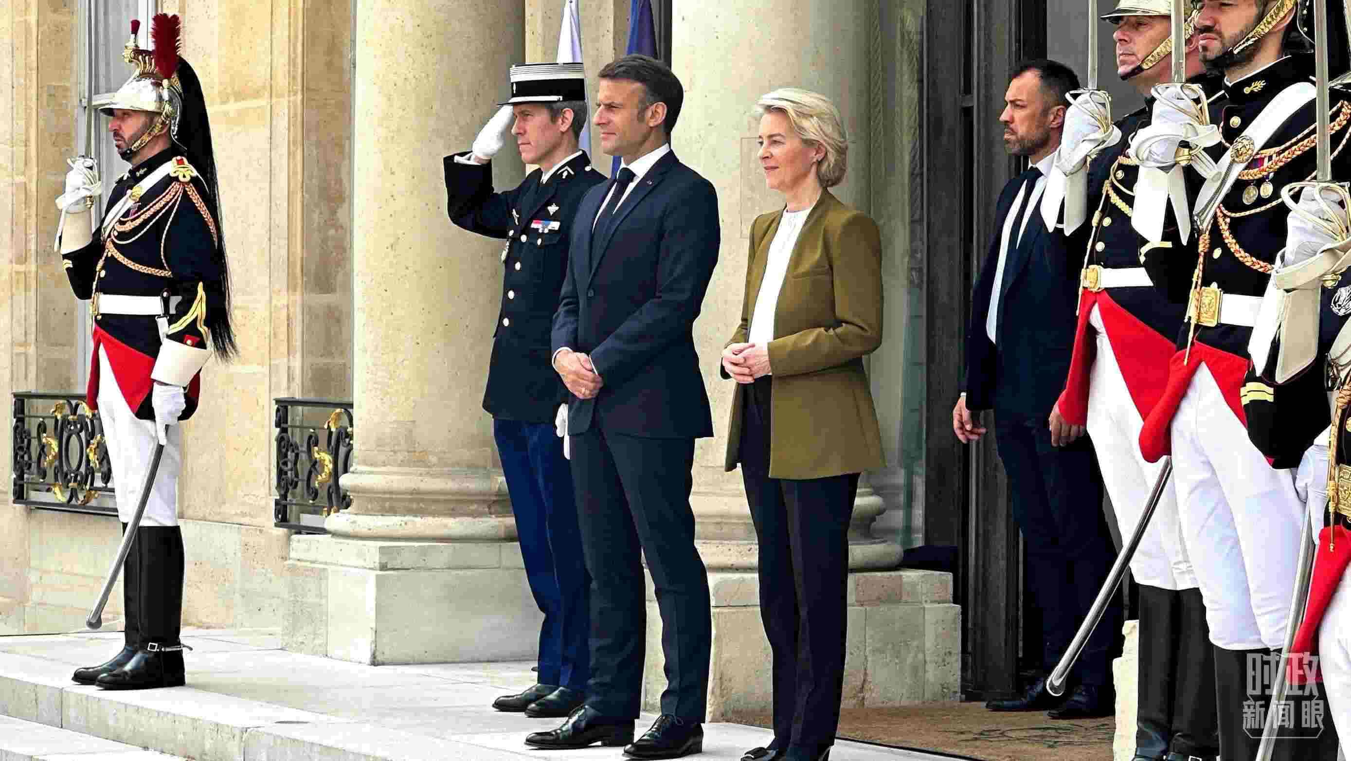 △中法歐領(lǐng)導(dǎo)人三方會晤后，馬克龍總統(tǒng)和馮德萊恩主席將習(xí)主席送至上車處。（總臺央視記者關(guān)舟拍攝）