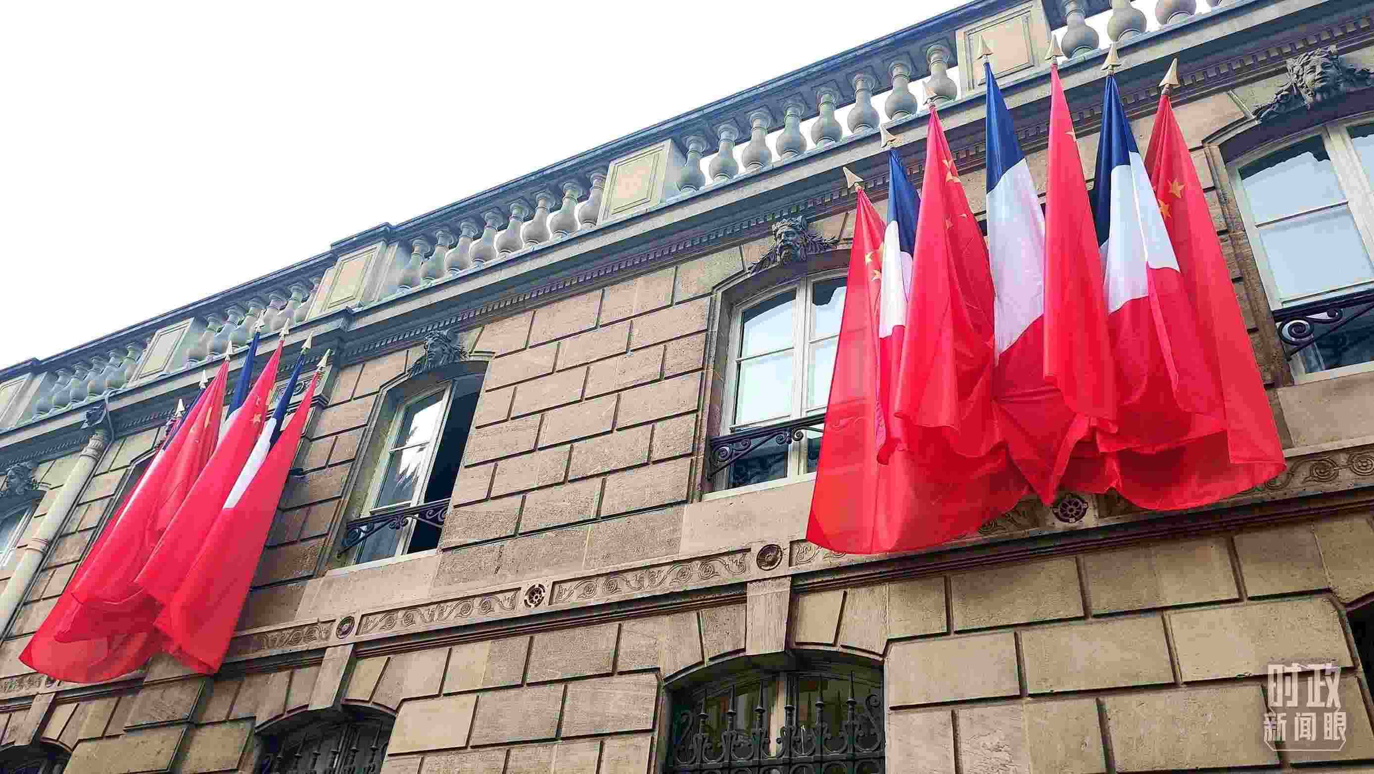 △中法歐領(lǐng)導(dǎo)人三方會晤地點——愛麗舍宮懸掛中法兩國國旗。（總臺央視記者劉琦拍攝）