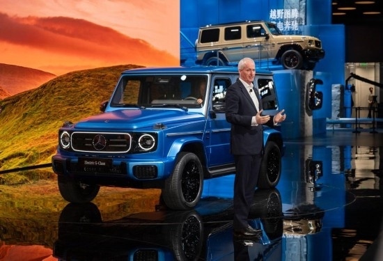 4月25日，在北京中國(guó)國(guó)際展覽中心順義館舉行的2024北京車展上，梅賽德斯—奔馳集團(tuán)股份公司董事會(huì)成員唐仕凱介紹梅賽德斯—奔馳純電G級(jí)越野車。新華社記者 才揚(yáng) 攝