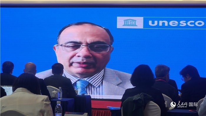 聯(lián)合國教科文組織駐華代表處代表夏澤翰通過視頻致辭。人民網記者 萬宇攝