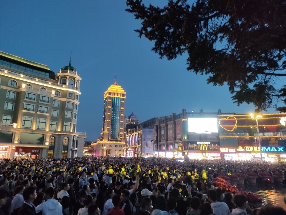 “五一”假期，哈爾濱松花江畔游人如織（2024年5月2日攝）。新華社記者 朱悅 攝