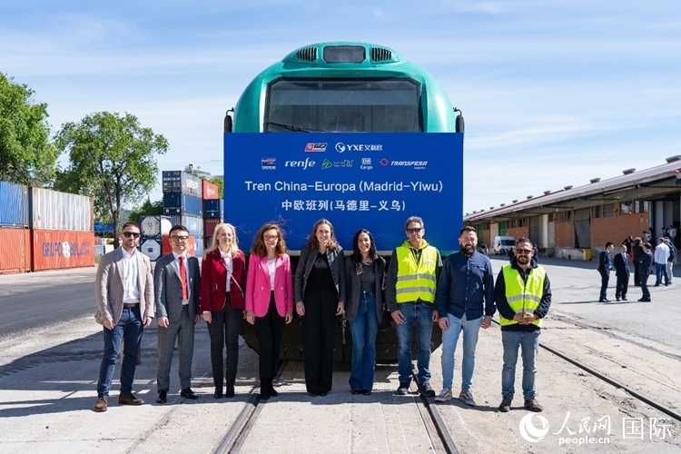 義新歐集團合作伙伴德鐵貨運歐亞有限公司員工與紀念號班列合影留念。大衛(wèi)·阿瑪爾攝