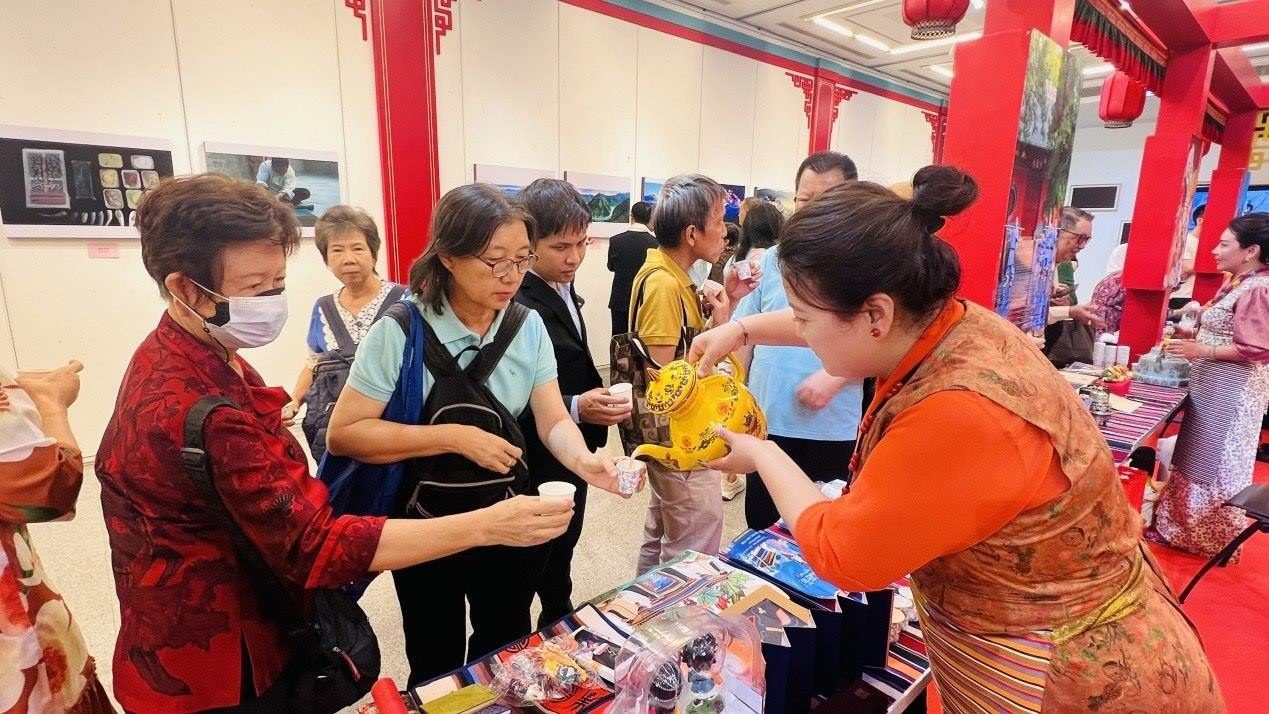 觀眾爭(zhēng)相體驗(yàn)酥油茶。曼谷中國(guó)文化中心供圖