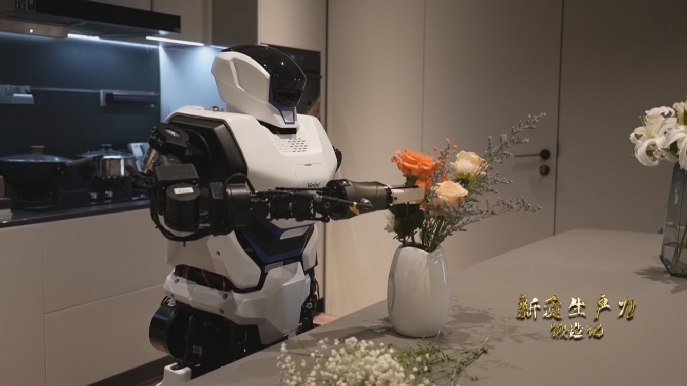 人形機(jī)器人插花。