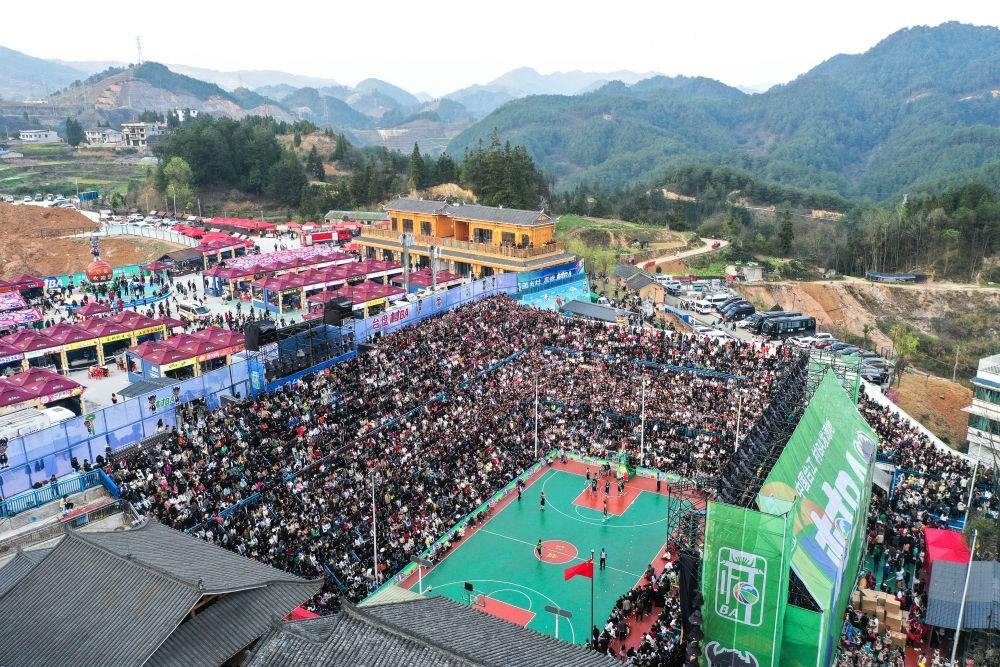 貴州省臺江縣舉辦的2024年“村BA”球王爭霸賽現(xiàn)場（2024年3月22日攝，無人機照片）。新華社記者 楊文斌 攝