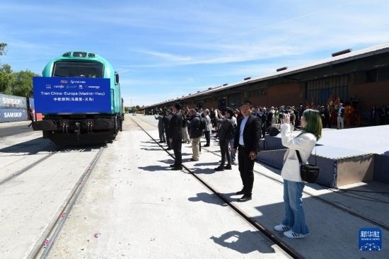 5月8日，在西班牙馬德里，嘉賓們參加中歐班列（義烏—馬德里）開行十周年紀念號班列發(fā)車儀式。新華社發(fā)（古斯塔沃·巴連特攝）