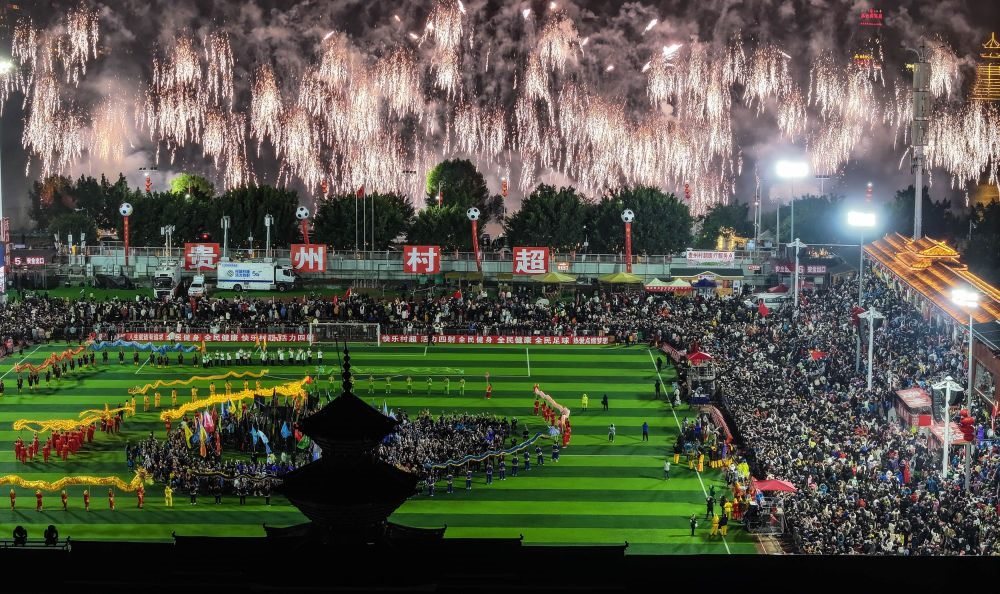 在貴州省榕江縣舉行的2024全國“村晚”示范展示活動暨貴州“村超村晚”活動中，音樂煙花秀精彩上演（2024年2月3日攝，無人機照片）。新華社記者 劉續(xù) 攝