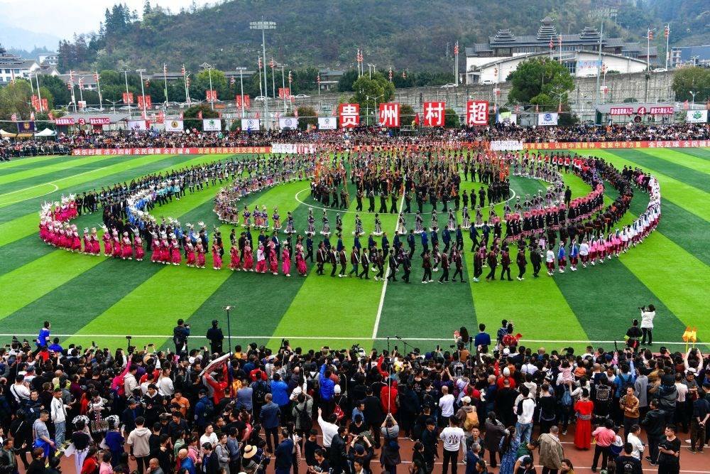 演員在貴州省榕江縣舉辦的2024年第二屆貴州“村超”總決賽開幕式上表演節(jié)目（2024年3月16日攝）。新華社記者 楊文斌 攝