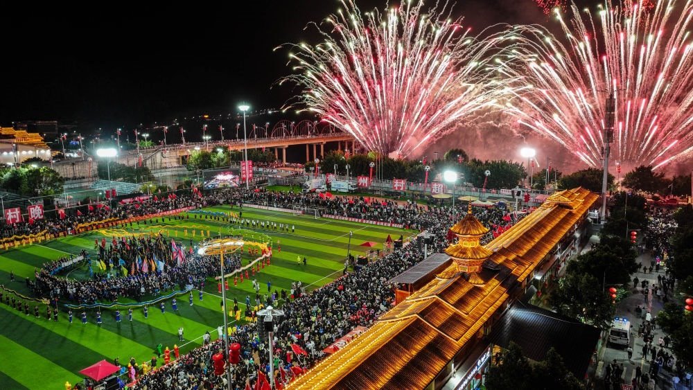 在貴州省榕江縣舉行的2024全國“村晚”示范展示活動暨貴州“村超村晚”活動中，音樂煙花秀精彩上演（2024年2月3日攝，無人機照片）。新華社記者 劉續(xù) 攝