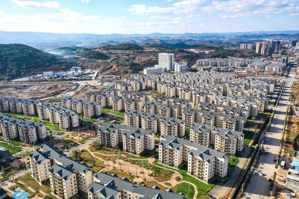 貴州省威寧縣五里崗街道朝陽新城易地扶貧搬遷安置小區(qū)（2021年11月28日攝，無人機照片）。新華社記者 楊文斌 攝