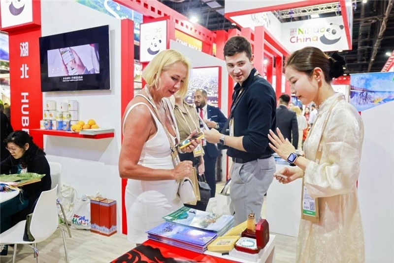 觀眾在參觀中國(guó)展臺(tái)。錢文康攝