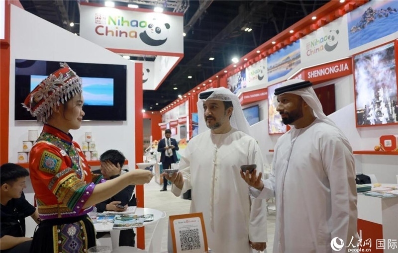 兩名阿聯(lián)酋觀眾在品嘗湖北名茶。人民網(wǎng)記者管克江攝