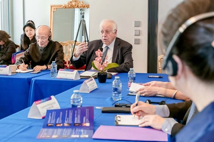 法蘭西科學(xué)院副院長(zhǎng)、巴黎地理學(xué)會(huì)主席讓-羅伯特·馬里·皮特先生發(fā)言（圖片：中國(guó)傳媒大學(xué)