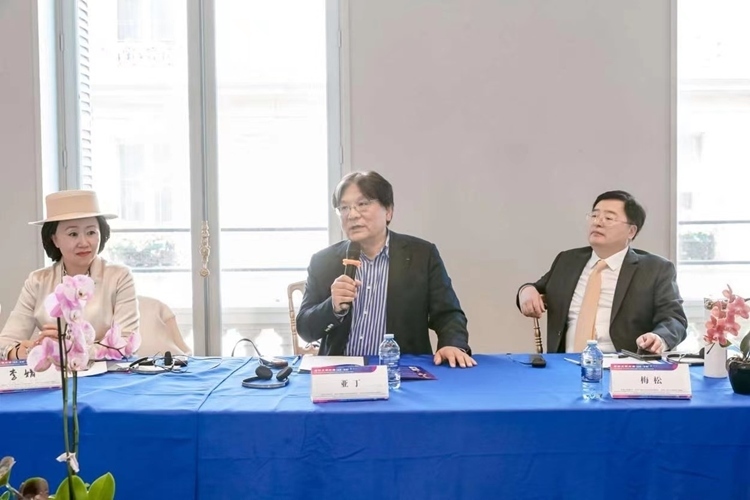 法中交流促進(jìn)會(huì)會(huì)長(zhǎng)、作家、翻譯家、法國(guó)最高榮譽(yù)騎士勛章獲得者亞丁發(fā)言（圖片：中國(guó)傳媒大學(xué)