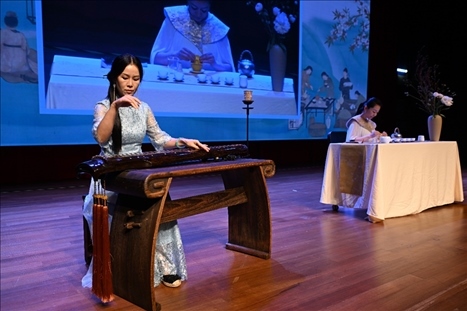 活動(dòng)現(xiàn)場(chǎng)茶藝古琴表演。新加坡中國(guó)文化中心供圖