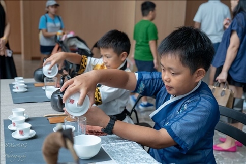 新加坡孩子們?cè)诨顒?dòng)現(xiàn)場(chǎng)體驗(yàn)學(xué)習(xí)茶藝。新加坡中國(guó)文化中心供圖
