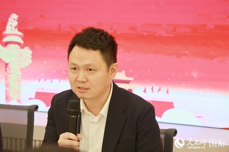 中國(guó)駐里約熱內(nèi)盧總領(lǐng)館副總領(lǐng)事王尉育在座談會(huì)上致辭。人民網(wǎng)記者 陳海琪攝