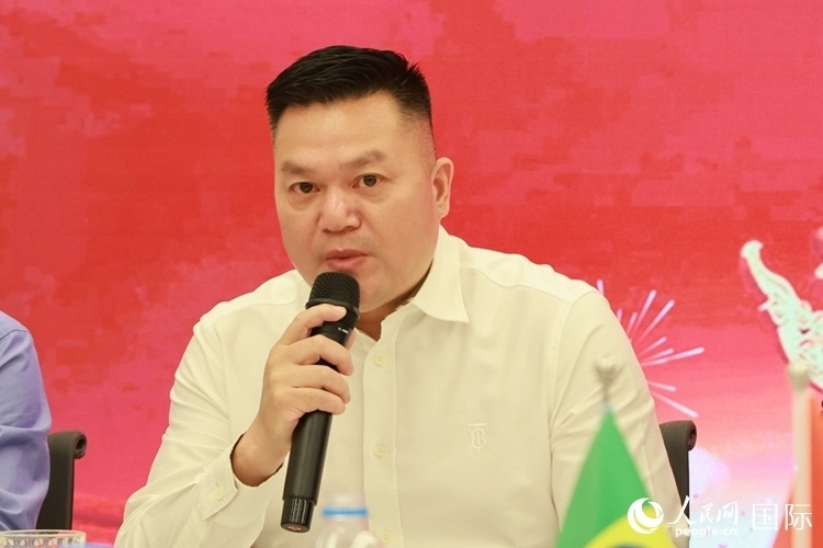 巴西和統(tǒng)會(huì)會(huì)長(zhǎng)張小春在座談會(huì)上致辭。人民網(wǎng)記者 陳海琪攝